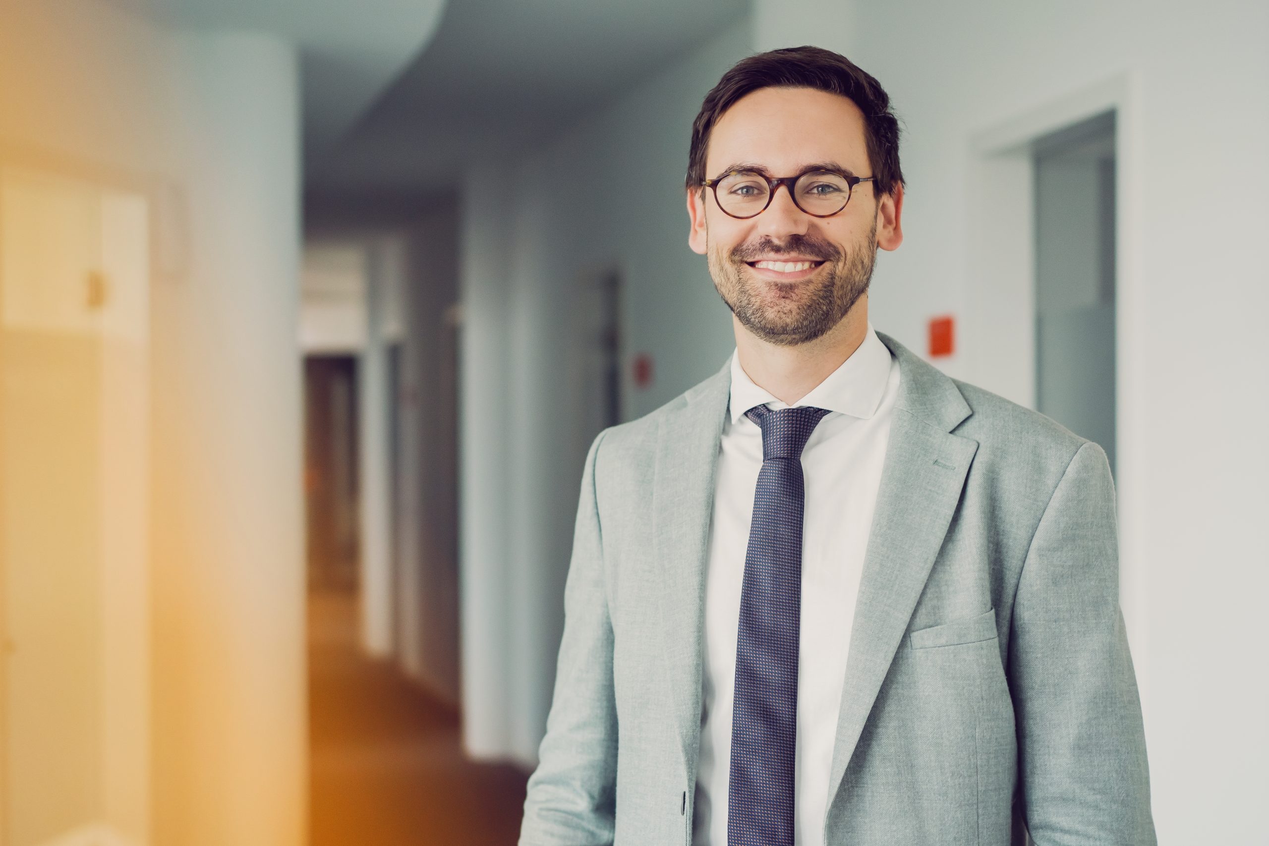 Franz Lehr, Rechtsanwalt bei Battke Grünberg, steht in den Unternehmensräumen.