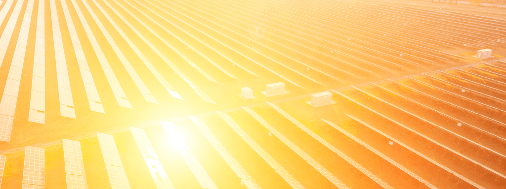 Luftaufnahme eines Solarkraftwerks von oben. Photovoltaische Solarzellen bei Sonnenaufgang und Sonnenuntergang in der Landschaft von oben. Moderne Technologie, Klimaschutz, Umweltschutz, erneuerbare Energie