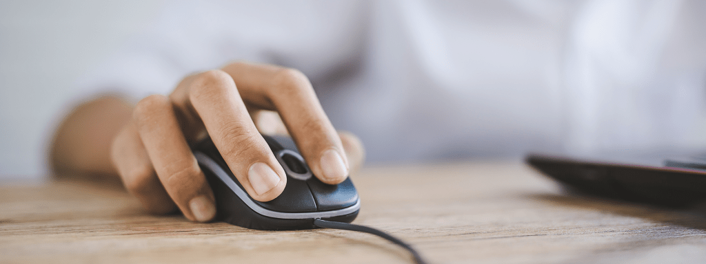 Nahaufnahme von männlichen Händen, die Computerhalterungen benutzen.