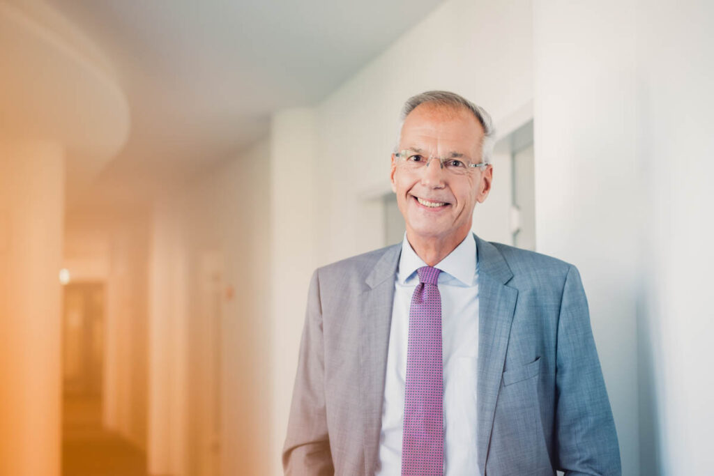 Jörg-Dieter Battke, Rechtsanwalt bei Battke Grünberg, steht in den Unternehmensräumen.