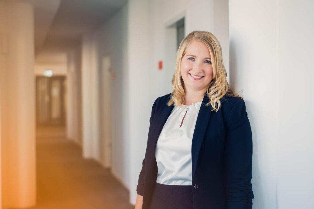 Karla Graupner-Petzold, Rechtsanwältin bei Battke Grünberg, steht in den Unternehmensräumen.