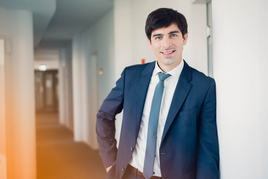 Dr. Daniel Schöneich, Rechtsanwalt bei Battke Grünberg, steht in den Unternehmensräumen.