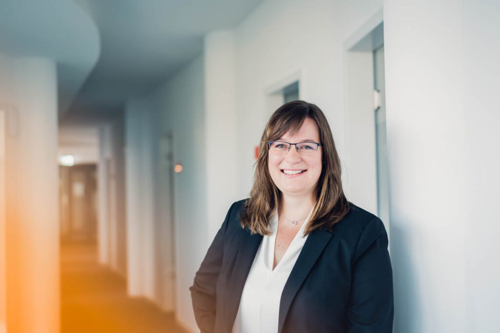 Anne Kiesewalter, Rechtsanwältin bei Battke Grünberg, steht in den Unternehmensräumen.