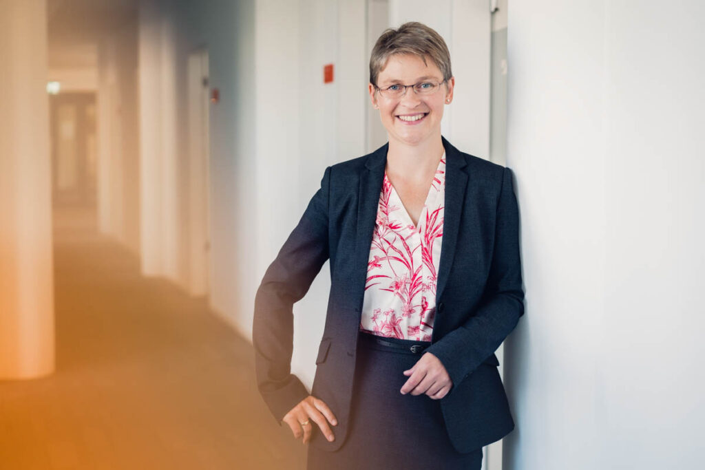 Anita Wehnert, Rechtsanwältin bei Battke Grünberg, steht in den Unternehmensräumen.