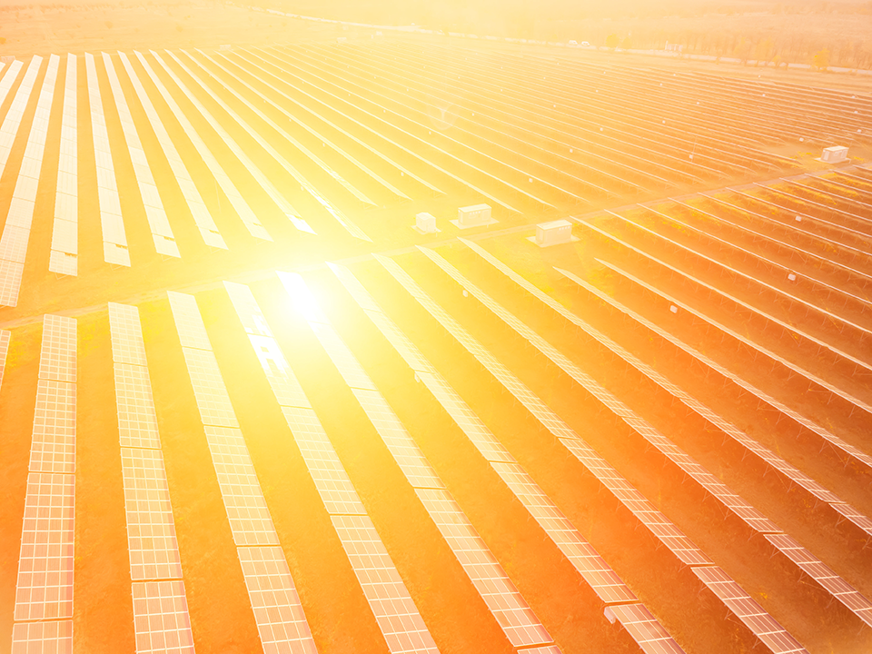 Luftaufnahme eines Solarkraftwerks von oben. Photovoltaische Solarzellen bei Sonnenaufgang und Sonnenuntergang in der Landschaft von oben. Moderne Technologie, Klimaschutz, Umweltschutz, erneuerbare Energie