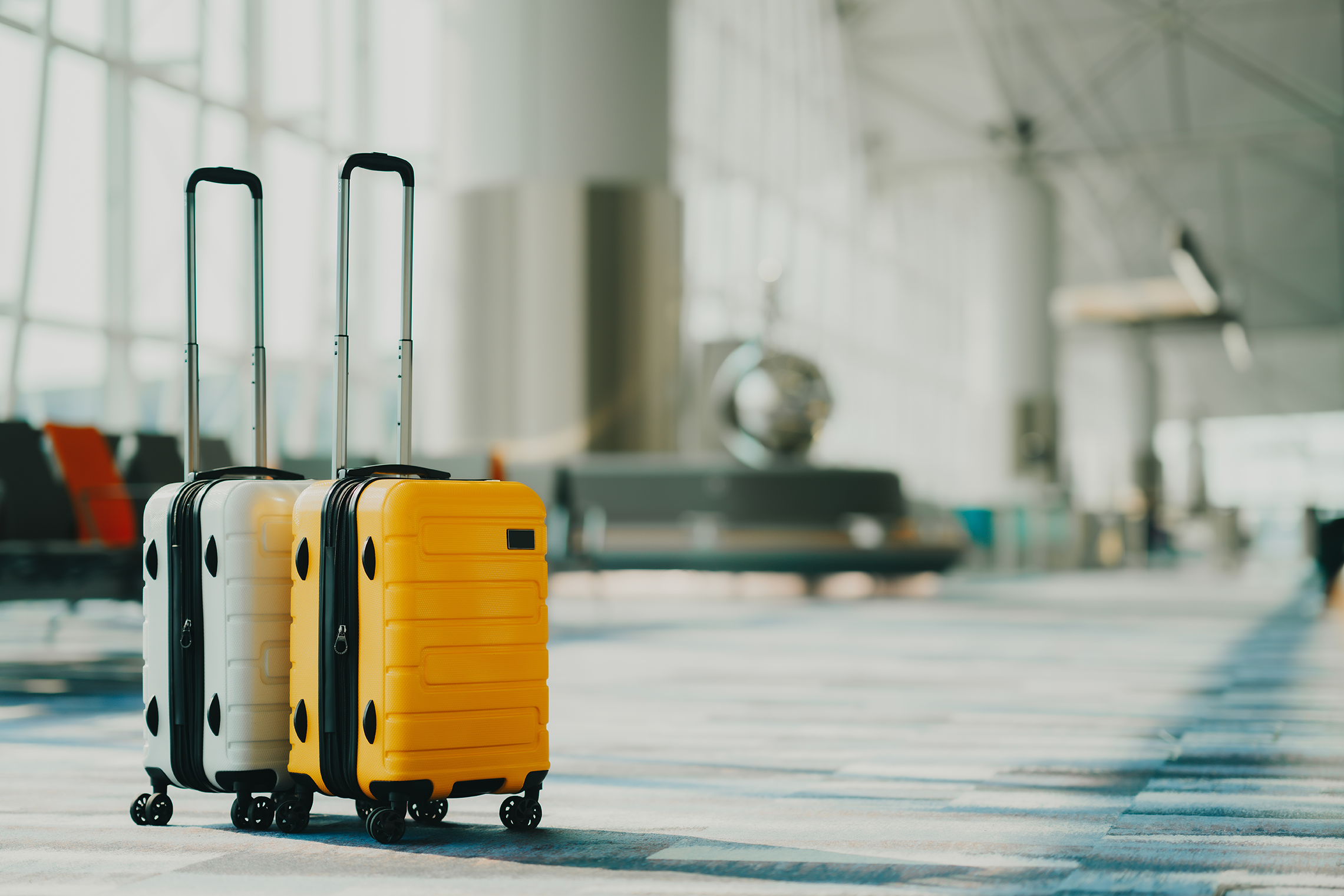 Zwei Koffer in einer leeren Flughafenhalle, Reisende Koffer in der Abfahrt Flughafen-Terminal warten auf den Bereich, Urlaub Konzept, Leerzeichen für Textnachricht oder Design