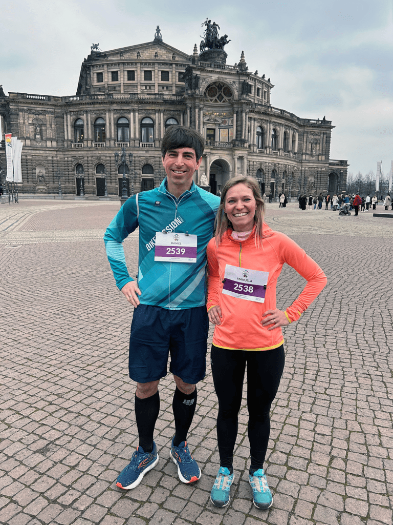Rechtsanwälte Manuela Pokern und Dr. Daniel Schöneich vor dem Dresdner Zwinger beim Rare Disease Run 2024.