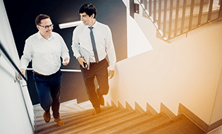 Zwei Anwälte gehen die Treppe hinauf im Battke Grünberg Gebäude