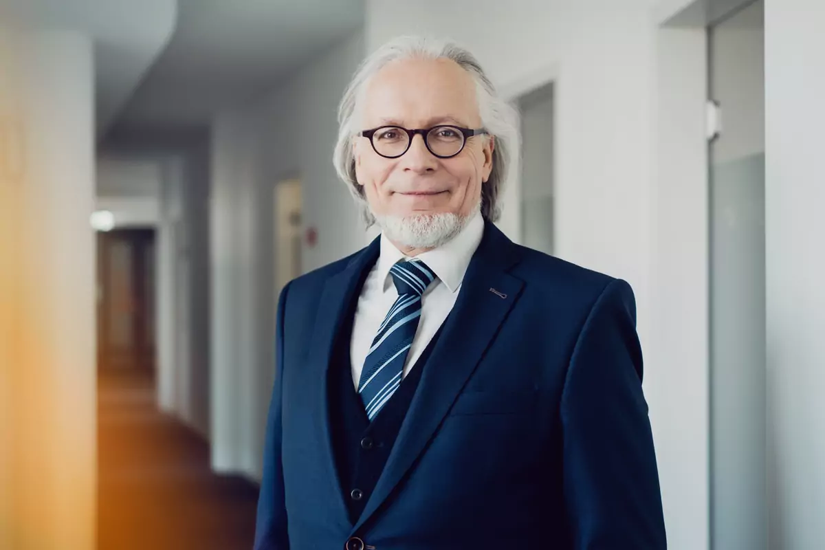 Battke-Grünberg-Rechtsanwalt Rainer Fahrenbruch in der Kanzlei in Dresden