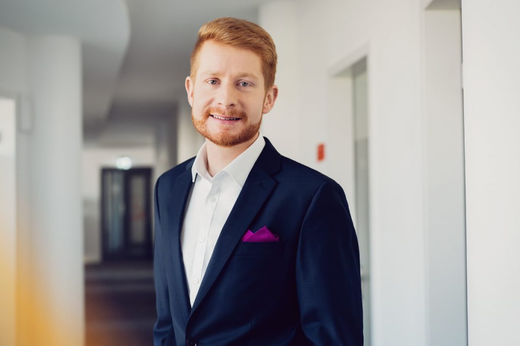 Battke-Grünberg-Rechtsanwalt Nicolas Kutschera in der Kanzlei in Dresden