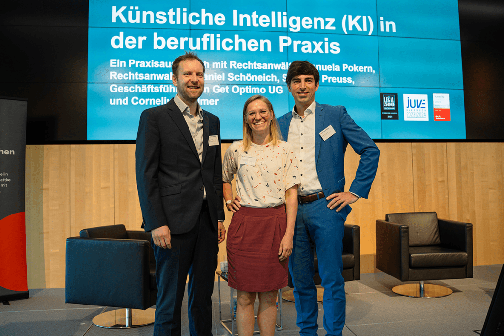 Battke-Grünberg-Anwälte Dr. Daniel Schöneich und Manuela Pokern zusammen mit Stephan Preuss auf dem Podium zum Thema "Künstliche Intelligenz in der beruflichen Praxis"