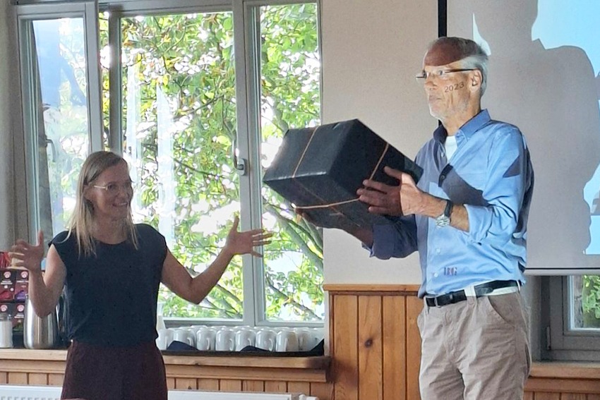 Battke Grünberg MItarbeitende überreichen ein Dankeschön an die Battke Grünberg Partnerinnen