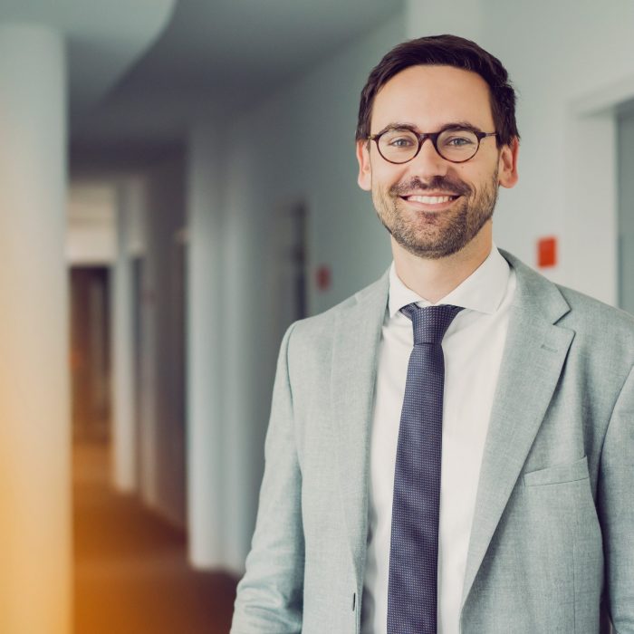 Franz Lehr, Rechtsanwalt bei Battke Grünberg, steht in den Unternehmensräumen.