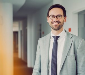 Franz Lehr, Rechtsanwalt bei Battke Grünberg, steht in den Unternehmensräumen.