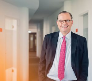 Prof. Dr. Johannes Handshumacher, Rechtsanwalt bei Battke Grünberg, steht in den Unternehmensräumen.