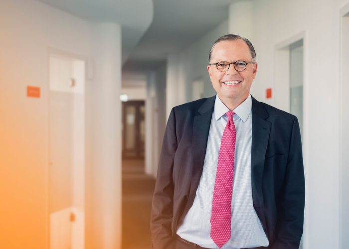 Prof. Dr. Johannes Handshumacher, Rechtsanwalt bei Battke Grünberg, steht in den Unternehmensräumen.