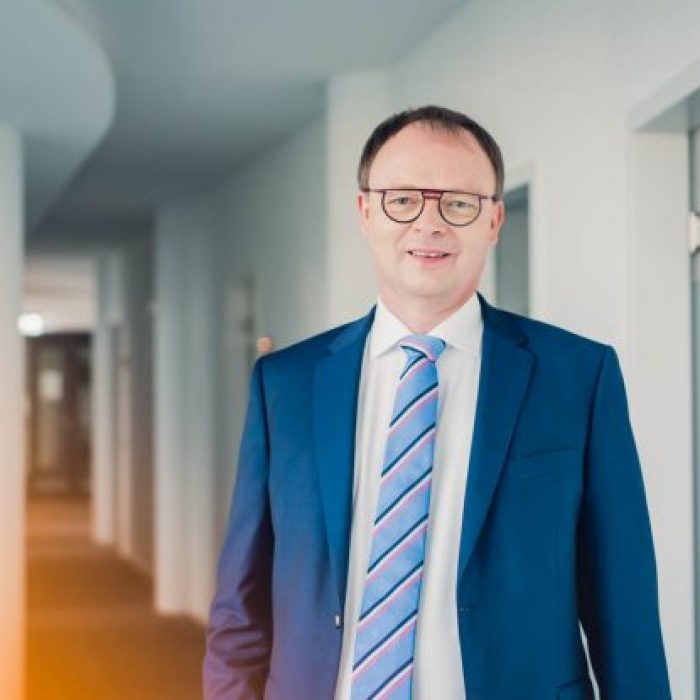 Frank Martin Thomsen, Rechtsanwalt bei Battke Grünberg, steht in den Unternehmensräumen.