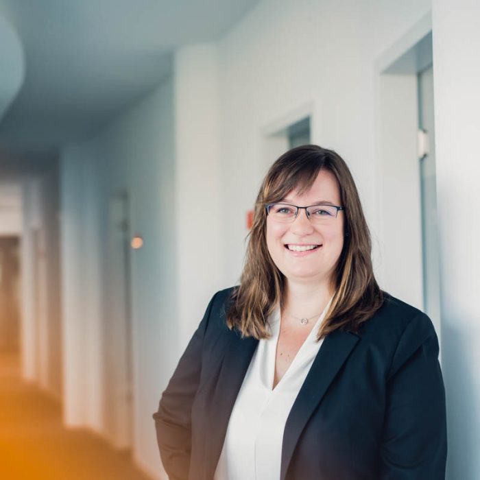 Anne Kiesewalter, Rechtsanwältin bei Battke Grünberg, steht in den Unternehmensräumen.