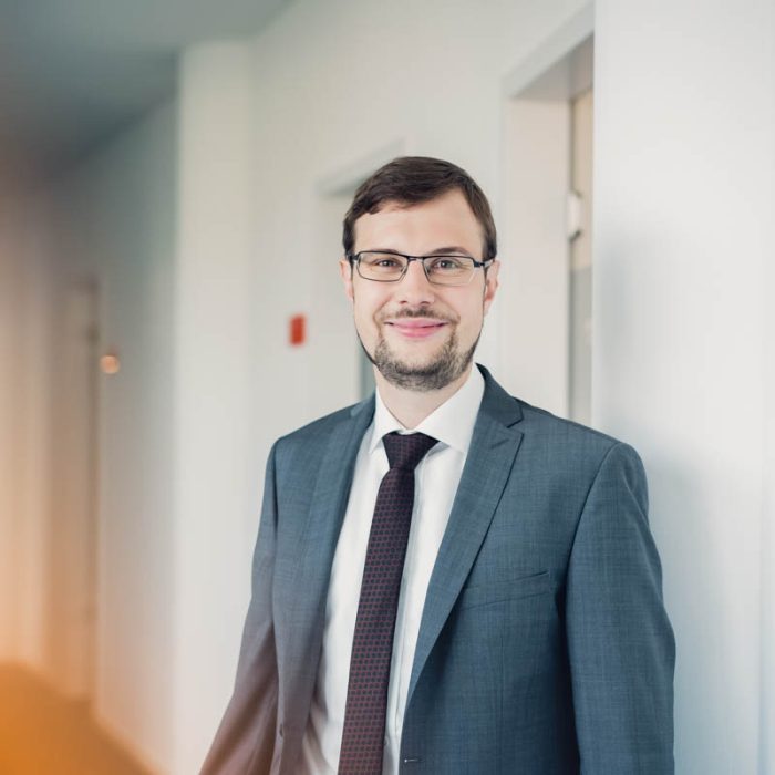 Kristian Glowe, Rechtsanwalt bei Battke Grünberg, steht in den Unternehmensräumen.