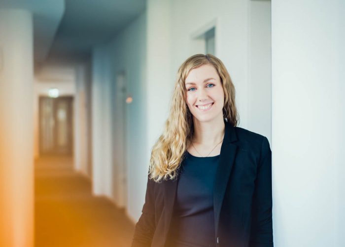 Daniela Guhl, Rechtsanwältin bei Battke Grünberg, steht in den Unternehmensräumen.
