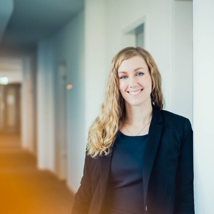 Daniela Guhl, Rechtsanwältin bei Battke Grünberg, steht in den Unternehmensräumen.