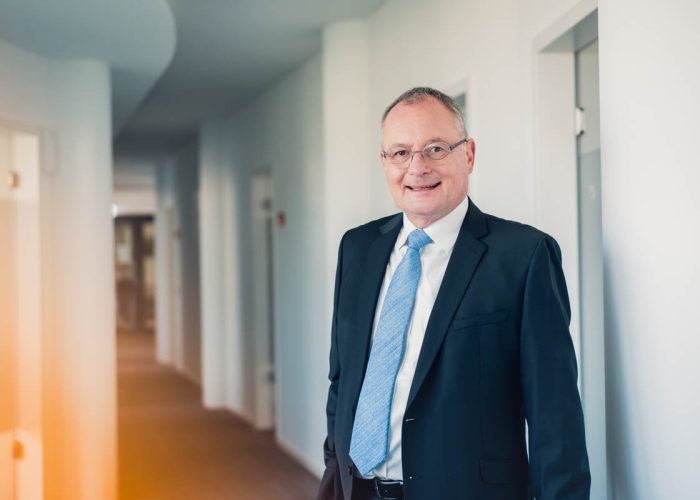 Dr. Ekkehard Nolting, Rechtsanwalt bei Battke Grünberg, steht in den Unternehmensräumen.