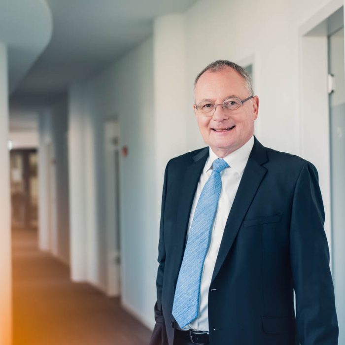 Dr. Ekkehard Nolting, Rechtsanwalt bei Battke Grünberg, steht in den Unternehmensräumen.