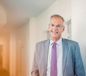 Jörg-Dieter Battke, Rechtsanwalt bei Battke Grünberg, steht in den Unternehmensräumen.