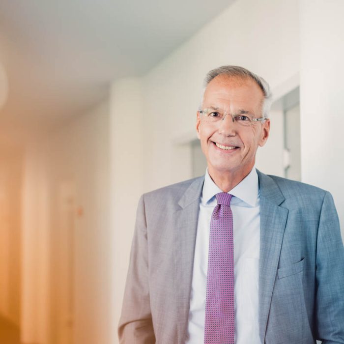 Jörg-Dieter Battke, Rechtsanwalt bei Battke Grünberg, steht in den Unternehmensräumen.