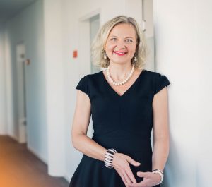 Dr. Andrea Benkendorff, Rechtsanwältin bei Battke Grünberg, steht in den Unternehmensräumen.