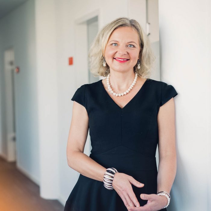Dr. Andrea Benkendorff, Rechtsanwältin bei Battke Grünberg, steht in den Unternehmensräumen.