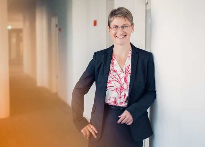Anita Wehnert, Rechtsanwältin bei Battke Grünberg, steht in den Unternehmensräumen.