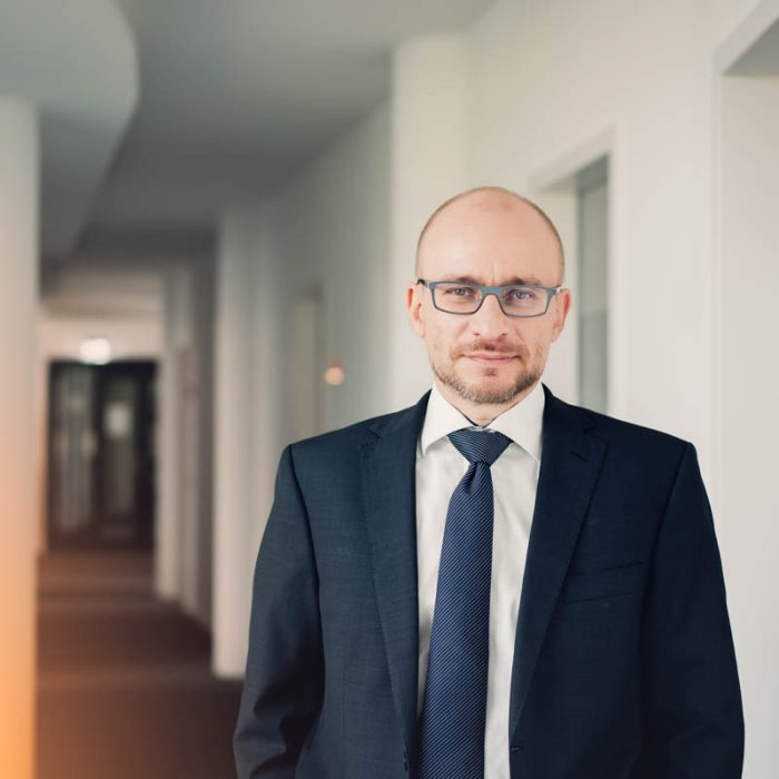 Sven Sonntag, Rechtsanwalt bei Battke Grünberg, steht in den Unternehmensräumen.