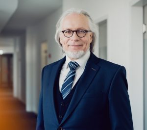 Battke-Grünberg-Rechtsanwalt Rainer Fahrenbruch in der Kanzlei in Dresden