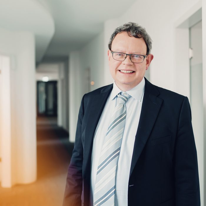 Dierk Schlosshan, Rechtsanwalt bei Battke Grünberg, steht in den Unternehmensräumen.