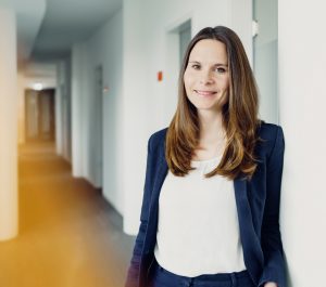 Dr. Marie Sophie Arendt, Rechtsanwältin bei Battke Grünberg, steht in den Unternehmensräumen.