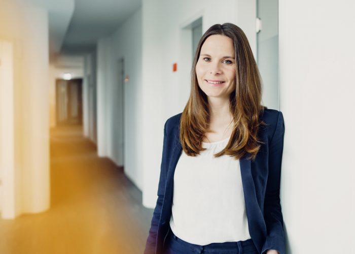 Dr. Marie Sophie Arend, Rechtsanwältin bei Battke Grünberg, steht in den Unternehmensräumen.