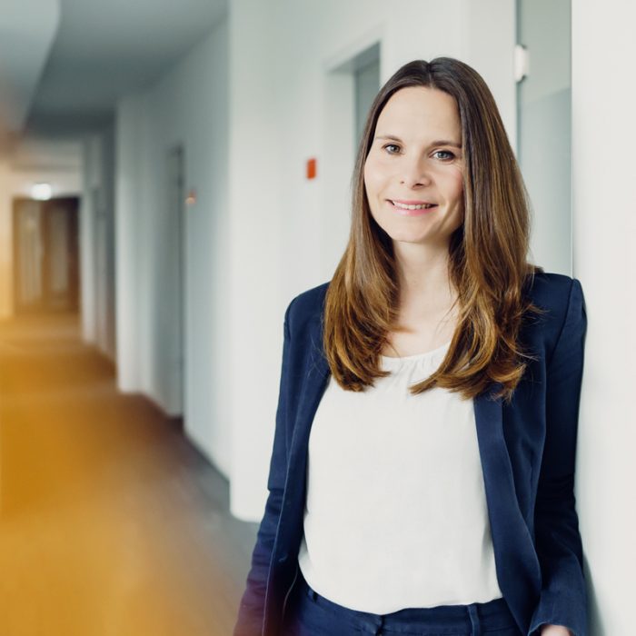 Dr. Marie Sophie Arendt, Rechtsanwältin bei Battke Grünberg, steht in den Unternehmensräumen.
